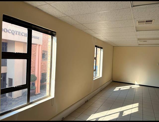 144M² OFFICE TO LET IN FOURWAYS
